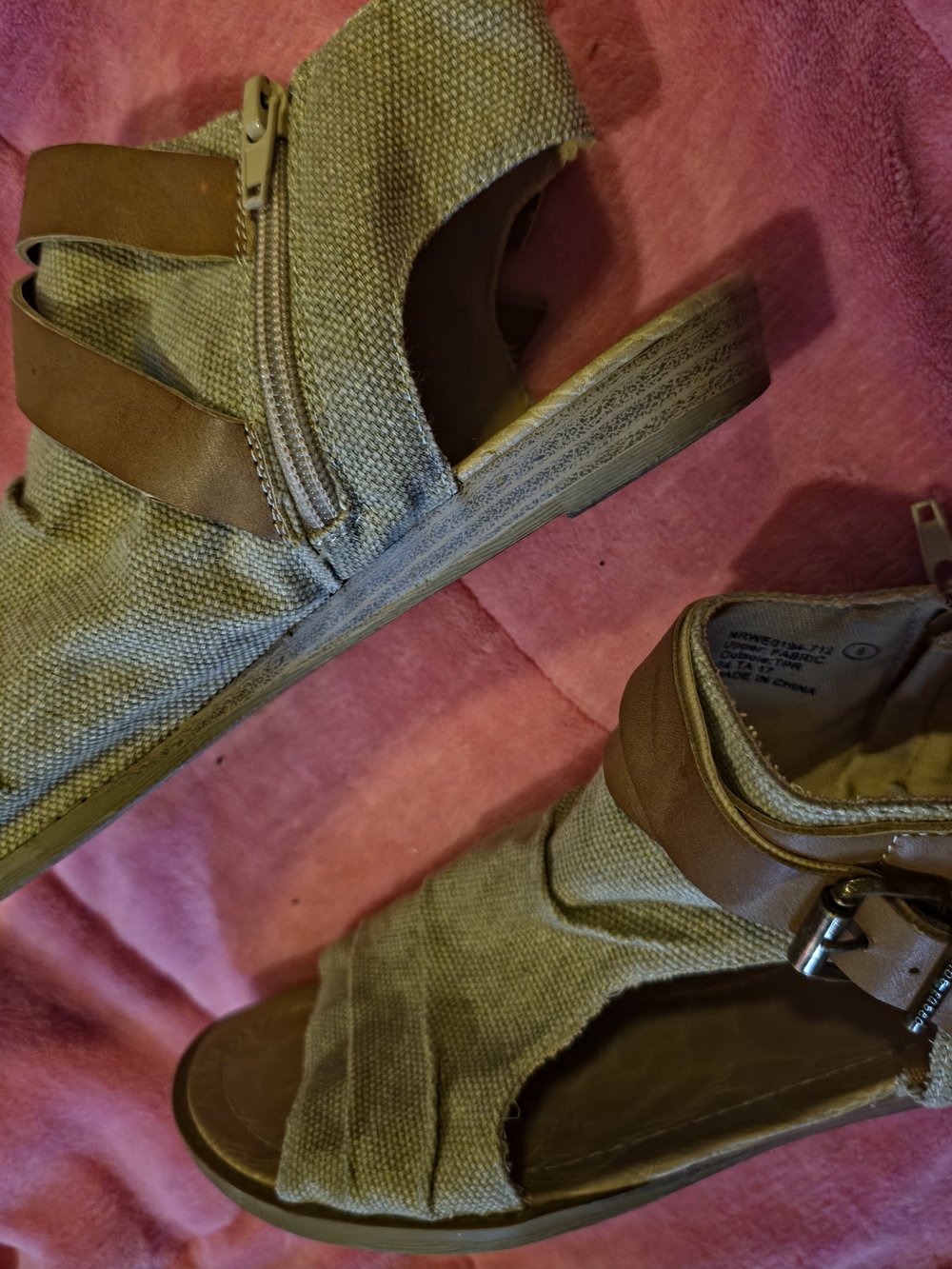 NOT RATED Canvas Gladiator Sandals w Leather buckle Sz8